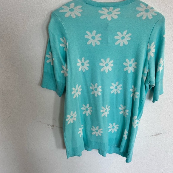 Torrid Women’s Aqua with White Daisies Cardigan 

Size 1(14-16)
NWT - Picture 2 of 8